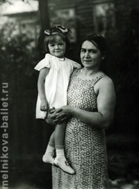 Людмила Коротеева на руках у матери, в Прибытково, фото 1
