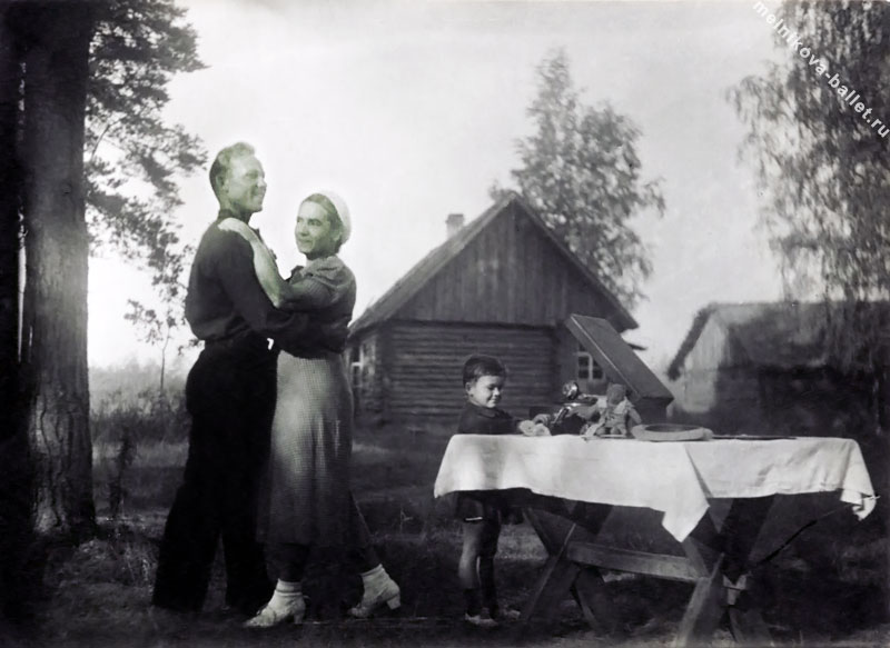 Людмила Коротеева с родителями на даче в деревне Красный Вал