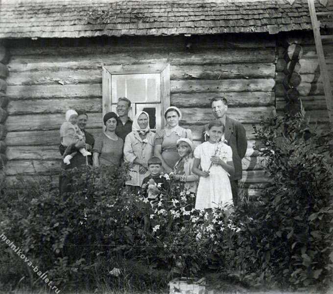Семья Коротеевых и соседи по даче в деревне Красный Вал