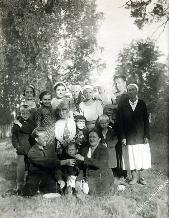 Семья Коротеевых и соседи по даче в деревне Красный Вал