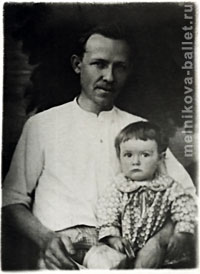 Людмила Коротеева с отцом в фотостудии, 1935 - 1936 г., фото 1
