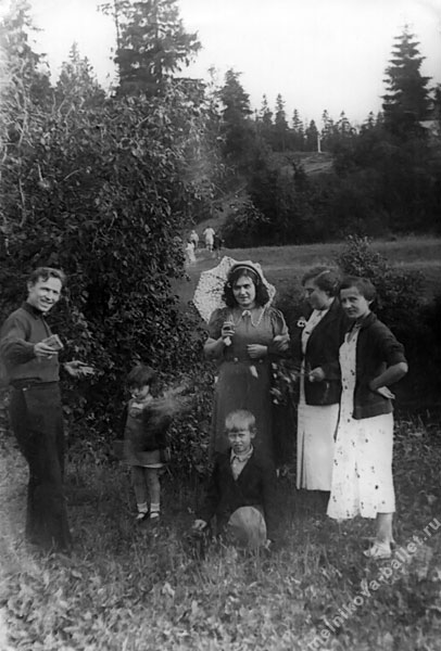 Людмила Коротеева с родственниками на прогулке в Прибытково