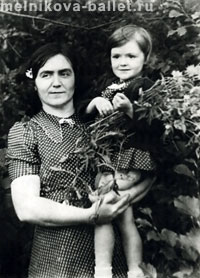 Людмила Коротеева на руках у матери, в Прибытково, фото 2