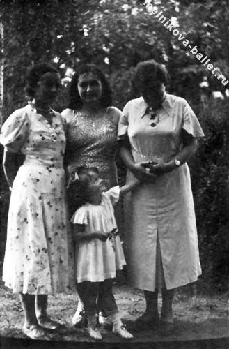 Прибытково, Мила Коротеева с матерью и родственницами