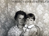 Людмила Коротеева в раннем детстве, с девушкой Тасей