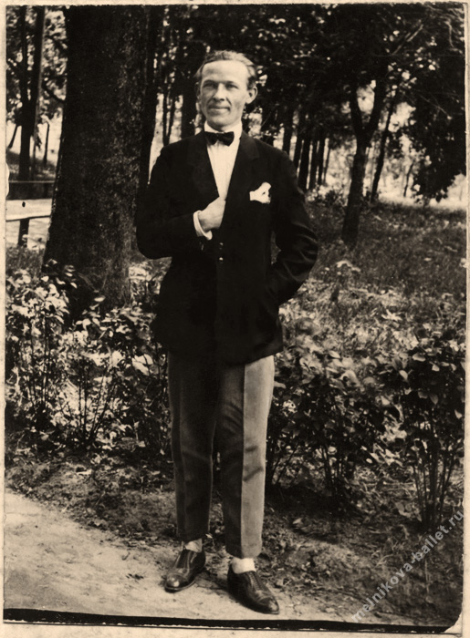 Сергей (Леонид) Анисимович Коротеев в парке - вторая половина 1920-х - начало 1930-х годов
