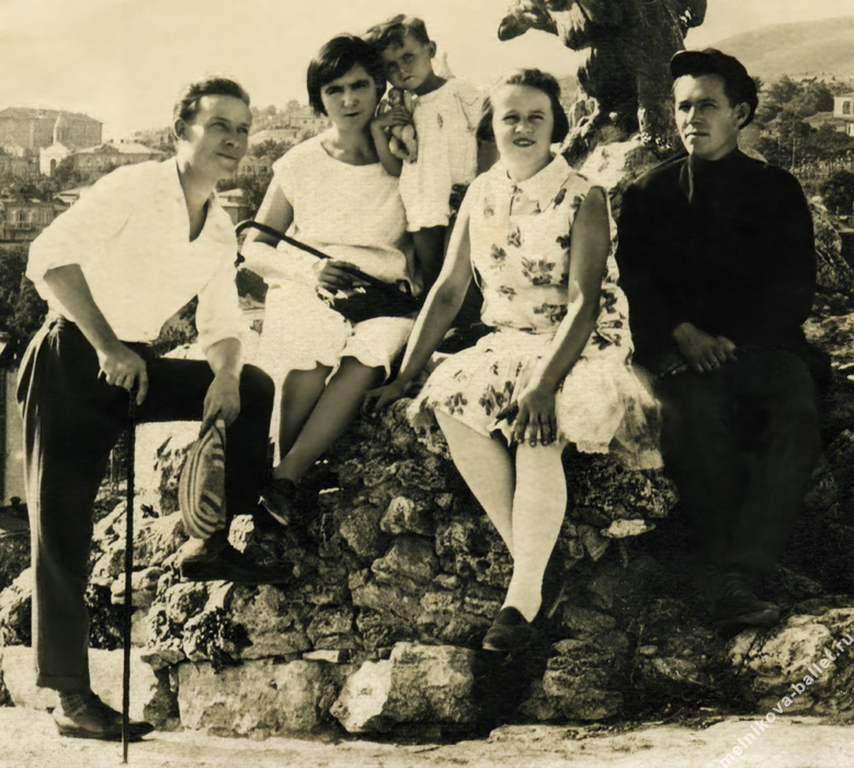 С.(Л.)А.Коротеев с супругой, дочерью и сестрой - Пятигорск, 2 июля 1930 года