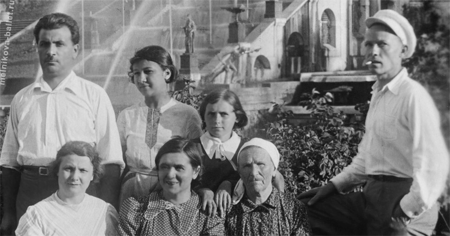 Ольга Коротеева с родителями и их знакомыми - Петергоф, 1938 год