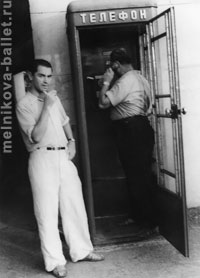 У телефонной будки, Сочи, 1959 г., фото 15