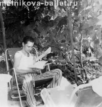 М.Я.Мельников в саду, Сочи, 1959 г., фото 17а и 17б