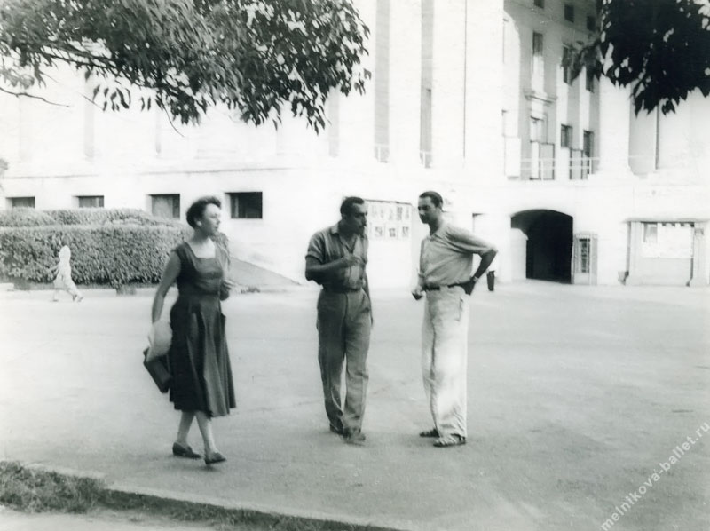 Мельников М.Я. на площади у Зимнего театра - Сочи, 1959 год, фото 2б