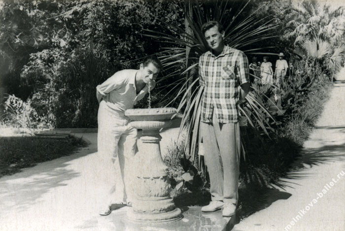 Мельников Михаил Яковлевич со своим знакомым во время отпуска в Сочи, лето 1959 года, фото 4
