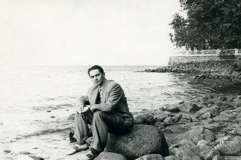 Михаил Яковлевич Мельников в Петергофе, сидит на камне на берегу Финского залива - примерно 1959 - 1960 год