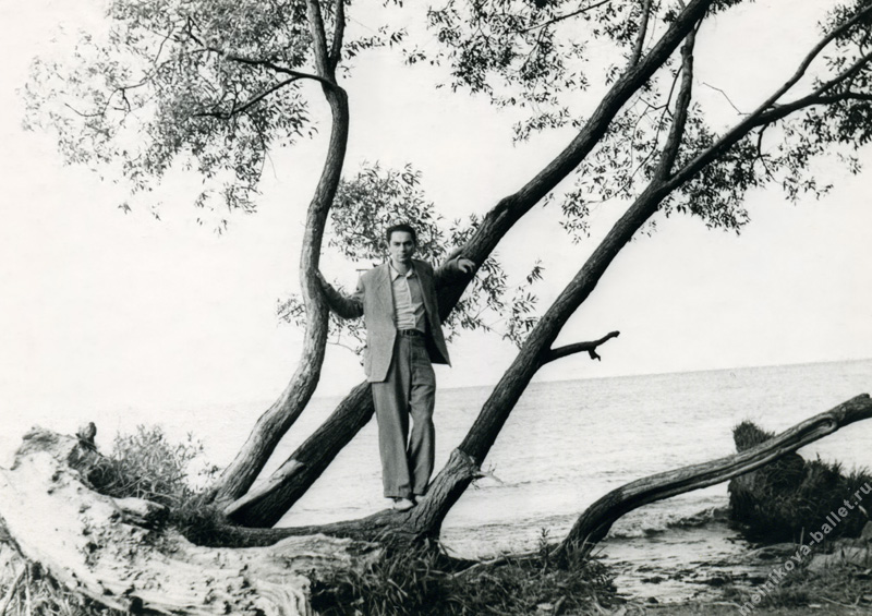 Михаил Яковлевич Мельников в Петергофе на берегу Финского залива - примерно 1959 - 1960 год, фото 2