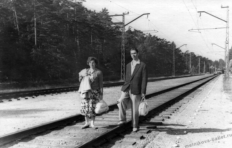 Михаил Яковлевич Мельников и его мать стоят на железнодорожных путях - Друскининкай, начало 1960-х годов, фото 5