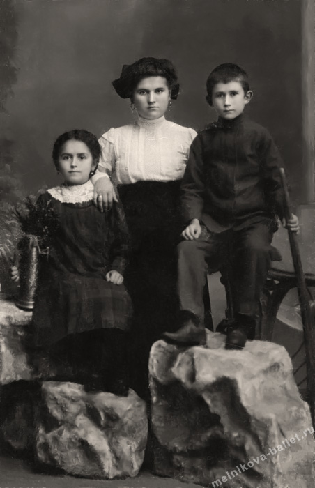 Григорий, Мария (сестра) и Матрёна Евстафьевна Савченко (мать) - примерно 1915 год