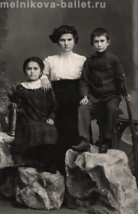 М.Е.Савченко с детьми, ~ 1915 г.