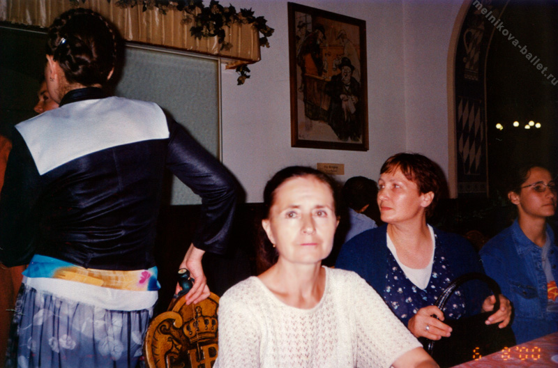Л.Л.Мельникова и туристы перед отъездом во Францию - Мюнхен, фото 2а, 06.08.2000