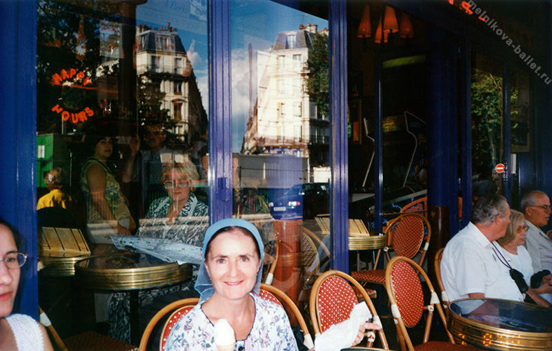 Л.Л.Мельникова в уличном кафе около Сакре Кёр - Париж, фото 02, 07.08.2000