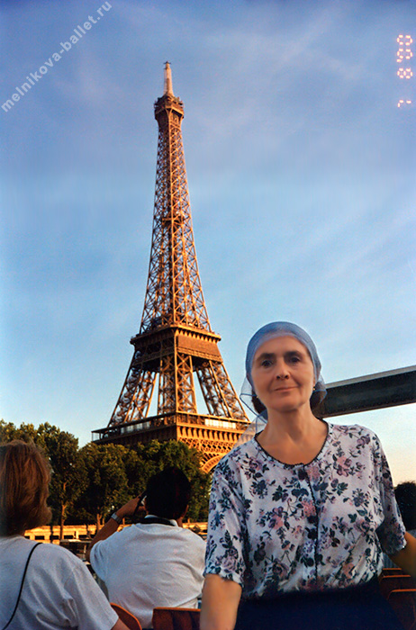 Л.Л.Мельникова на фоне Эйфелевой башни - Париж, фото 03, 07.08.2000