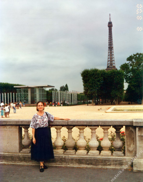 Л.Л.Мельникова около парка, в котором находится стена  Мир  - Париж, фото 08, 08.08.2000