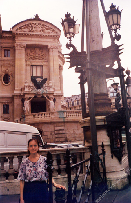 Л.Л.Мельникова перед императорским входом в Оперу - Париж, фото 09а, 08.08.2000