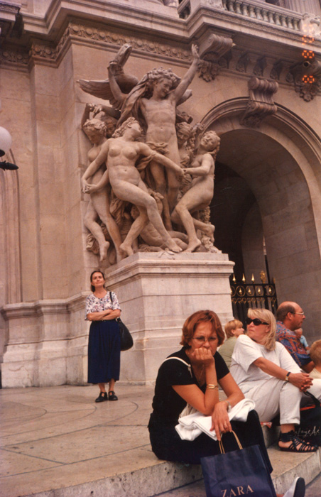 Л.Л.Мельникова около скульптур на лестнице у входа в Оперу - Париж, фото 010, 08.08.2000