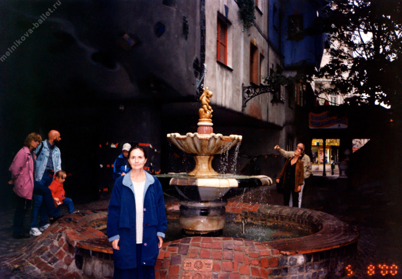 Л.Л.Мельникова около фонтана на улице Вены - фото 4, 05.08.2000