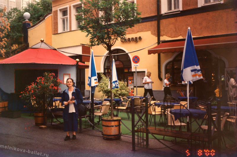 Л.Л.Мельникова около уличного кафе в Вене - фото 5, 05.08.2000