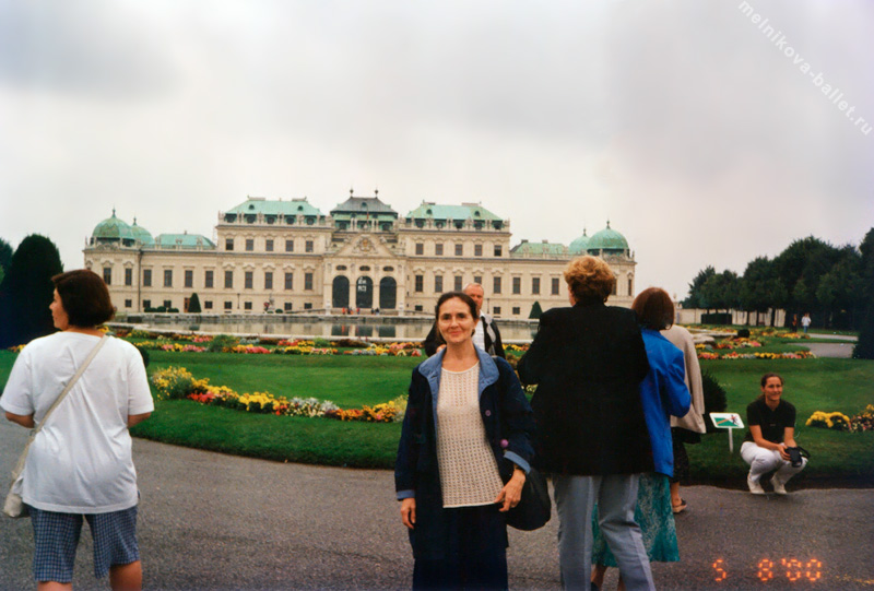 Л.Л.Мельникова перед дворцом Бельведер в Вене - фото 6, 05.08.2000