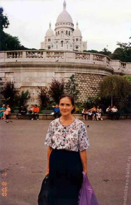 Людмила Леонидовна Мельникова на фоне собора Сакре-Кёр, Париж, фото 1, 07.08.2000