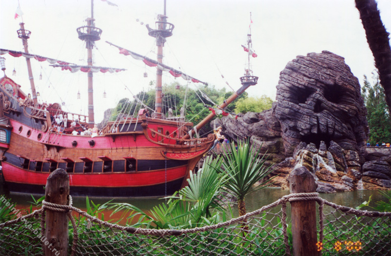 Пиратский корабль и гора-череп - Диснейленд, Париж, фото 27, 09.08.2000