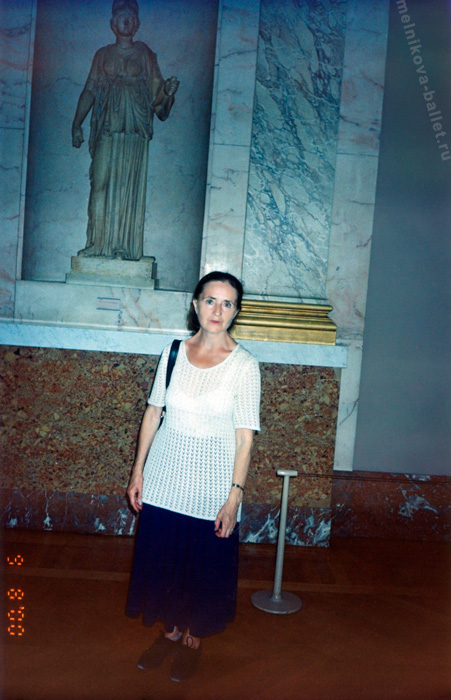 Л.Л.Мельникова перед статуей Афины - Лувр, Париж, фото 32г, 09.08.2000