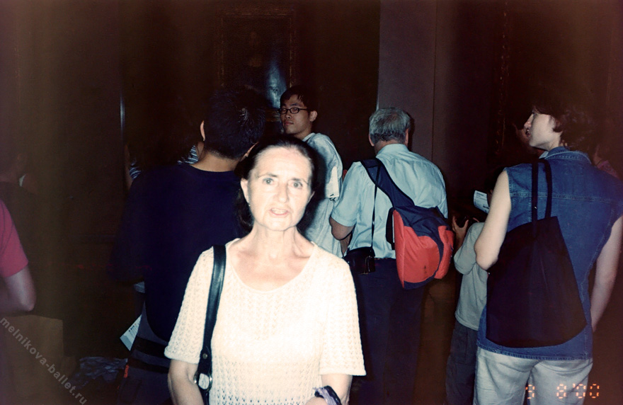 Л.Л.Мельникова, на заднем плане "Джоконда" - Лувр, Париж, фото 32е, 09.08.2000