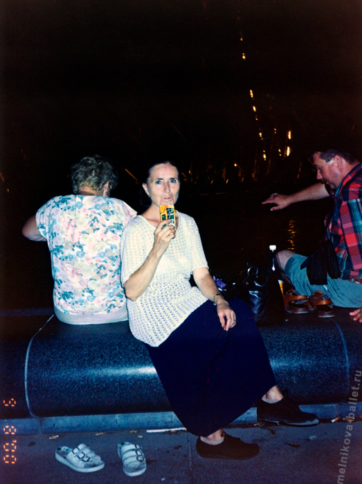 Л.Л.Мельникова после выхода из Лувра - Париж, фото 32ж, 09.08.2000