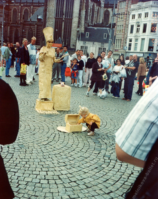 Артист-манекен на Центральной площади Амстердама, фото 5а, 10.08.2000