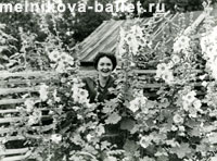 Зеленогорск, Л.Коротеева и Т.Легат среди цветов, июнь 1957 г., фото 3а, 3б