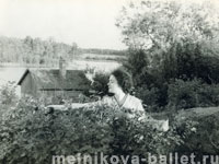 Приозерск, сбор малины, июль - август 1958 г., фото 3а и 3б