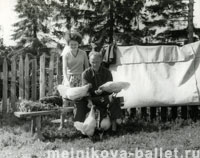 Приозерск, Л.Коротеева с отцом, июль - август 1958 г., фото 9а, 9б, 9в