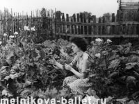 Приозерск, Л.Коротеева с цветами, июль - август 1958 г., фото 13