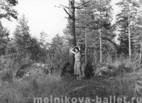 Приозерск, в лесу у сосны, июль - август 1958 г., фото 32