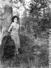 Приозерск, Л.Коротеева в лесу, июль - август 1958 г., фото 41