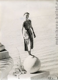 Сочи, Л.Коротеева на шаре, 1959 г., фото 14а и 14б