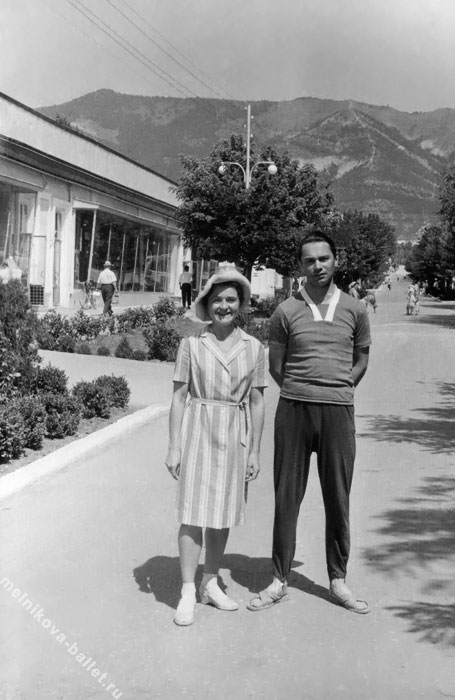 Людмила Леонидовна Коротеева и Михаил Яковлевич Мельников - Геленджик, ~ 1960 год, фото 1