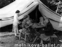 Лосево (фото 25), чистка грибов у палатки, июль - август 1953 года