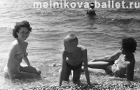 На пляже, Новый Афон, 1962 г., фото 3