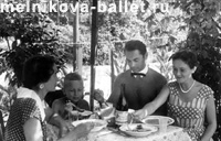 Обед в саду, Новый Афон, 1962 г., фото 4а и 4б