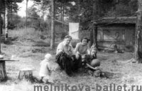 Лосево (фото 26), двор дачи, июль - август 1953 года
