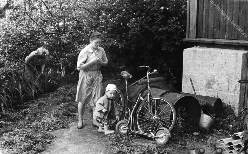 Людмила Леонидовна Мельникова с сыном Мишей рядом с детским самокатом и дамским велосипедом - Репино, июнь - июль 1964 года, фото 5а