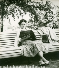 В парке с журналом, Петергоф или Зеленогорск, 1959 г.